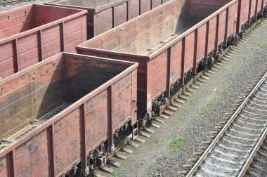 Demiryolu yük trenleri yükleme için sırada bekliyor. Endüstriyel malların taşınması için vagonlar.