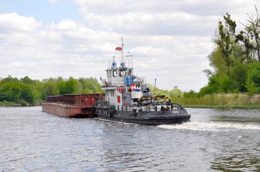 Pinsk, Belarus - 14 Mayıs 2020: Pripyat Nehri boyunca mavnası olan bir römorkör hareketi.