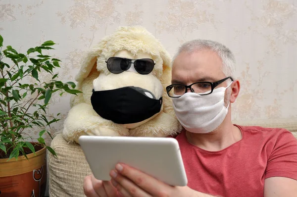 Man Medical Mask Next Toy Dog Who Home Self Isolation — Stock Photo, Image