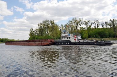 Pinsk, Belarus - 14 Mayıs 2020: Pripyat Nehri boyunca mavnası olan bir römorkör hareketi.
