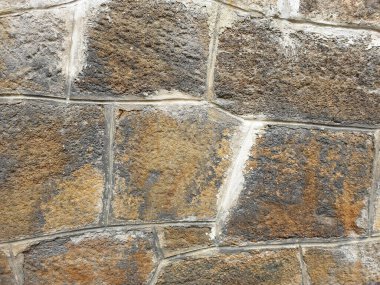 Eski, yıpranmış taş bloklardan yapılmış. Duvarcılığın arka planı, liken ile kaplanmış. Ortaçağ taş yapısının ayrıntıları