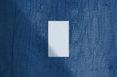 Kartvizit Mockup. Doğal kaplama aydınlatma yaprakları gölgeler. Kartvizitler 3.5x2 inç. Yaprak Gölgeler Sahnesi.