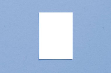 Gölge kaplamalı, boş, beyaz, dikey kağıt levha. Modern ve şık bir tebrik kartı ya da düğün davetiyesi. Yılın Rengi 2020 Klasik Mavi.