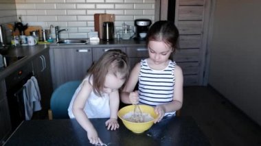 İki küçük kız kardeş bir turta için para kazanıyor ve anneme yardım ediyor.