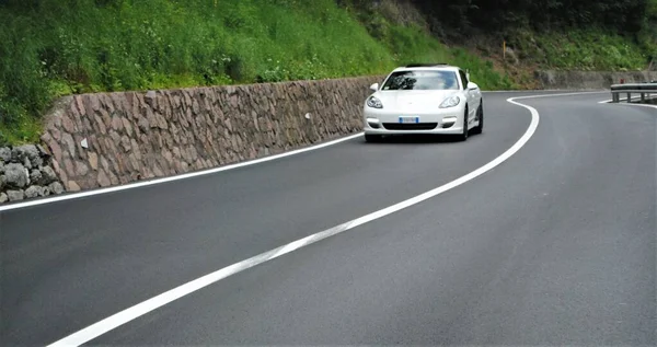 Carro Branco Encurralando Uma Estrada Montanha — Fotografia de Stock