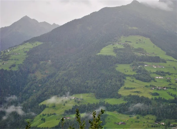 Paysage Alpin Avec Maisons Brouillard — Photo