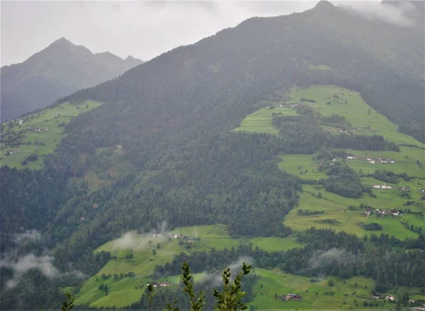 Paisaje Alpino Con Casas Niebla — Foto de Stock