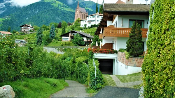 Alpská Krajina Domy Mlhou — Stock fotografie