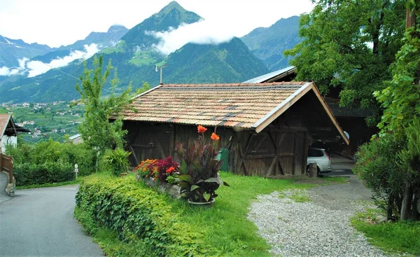Alpská Krajina Domy Mlhou — Stock fotografie