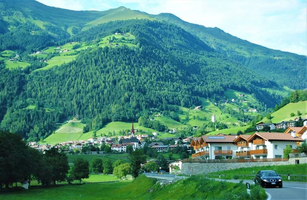 Alpská Krajina Domy Mlhou — Stock fotografie