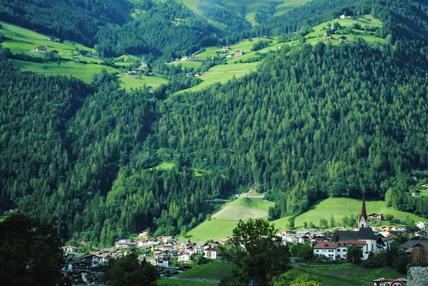Alpenlandschap Met Huizen Mist — Stockfoto