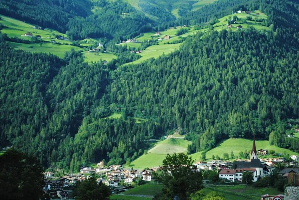 有房屋和雾的高山景观 — 图库照片