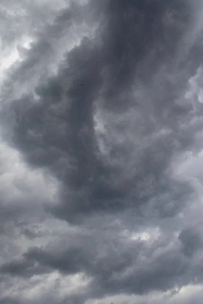 灰威胁雷暴云图作为背景 使用具有复制空间的图像 — 图库照片