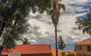 Alberton, Güney Afrika - 23 Kasım 2019: Gauteng eyaletindeki Highveld 'de tipik bir yaz fırtınası için gök gürültülü bulutlar oluşturulur.