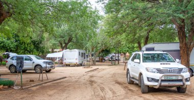 Komatipoort, Güney Afrika - 20 Ocak 2020: Kruger Ulusal Parkı 'nda kamp yapan karavan, Güney Afrika' da yatay olarak popüler bir tatil beldesi.