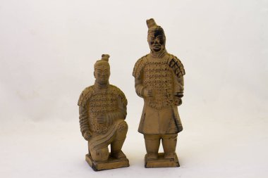 El yapımı terracotta savaşçıları heykelleri beyaz arkaplan resmi üzerinde izole edilmiş ve yatay formatında kopyalanmış.
