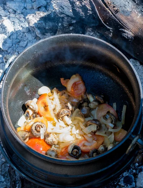 用传统的阿夫里卡方法在铁罐的明火上准备的食物 — 图库照片