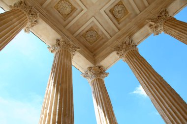 Nimes, Fransa 'da Maison Carree' nin verandasının altında.
