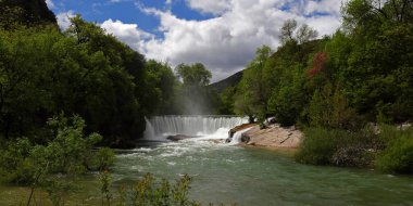 Fransa 'nın Cevennes dağlarında şelale