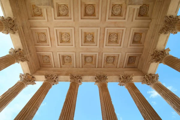 Střecha Verandy Maison Carree Nimes Zdola — Stock fotografie