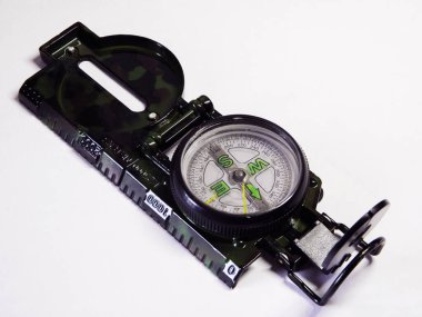 Metal bir kamuflaj çantasında pusula