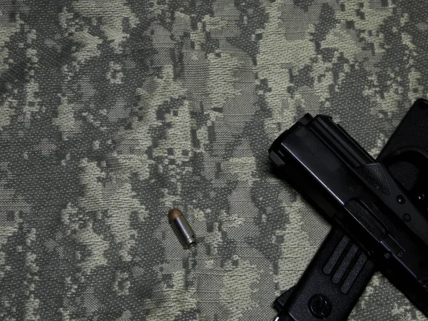 页岩上的战斗黑色聚合物手枪 — 图库照片