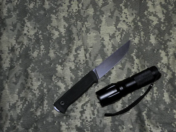 Боевой Нож Армейским Оборудованием — стоковое фото