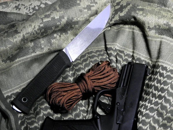 Ordu teçhizatıyla savaş bıçağı.