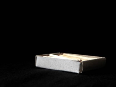 Evde ve doğada yemek pişirmek için ahşap eşleşiyor