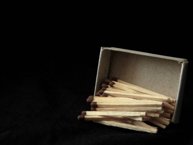 Ateş yakmak için klasik eşleşmeler.