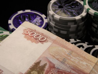 Omsk, Rusya Federasyonu, 26 bin dolarlık banknot poker fişleri ile çevrili.