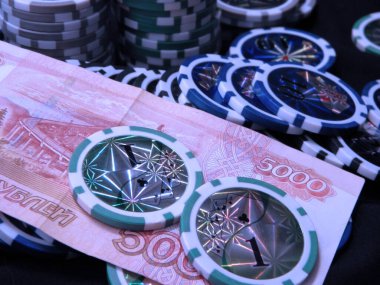 Omsk, Rusya Federasyonu, 26 bin dolarlık banknot poker fişleri ile çevrili.