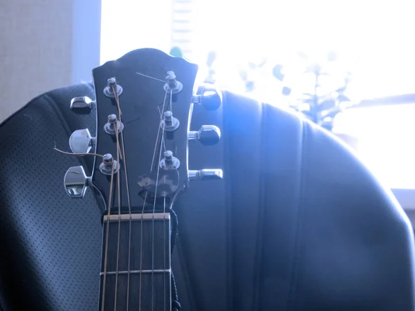 Gitar boyunlu, iple sarılmış.