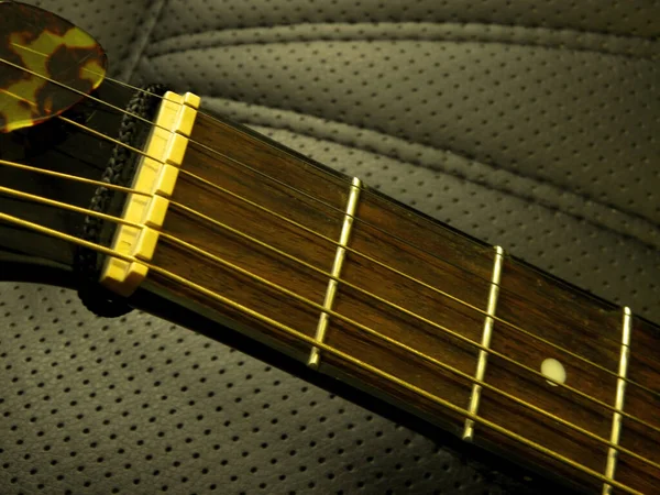 ギターの首と舞台裏の弦 — ストック写真