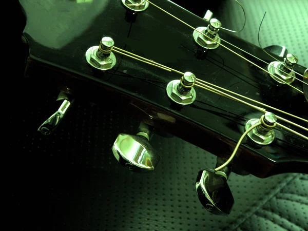 グリーンフォトフィルター付きギターネックヘッド — ストック写真