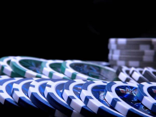 Kumarhanede poker oynamak için yığınla fiş.