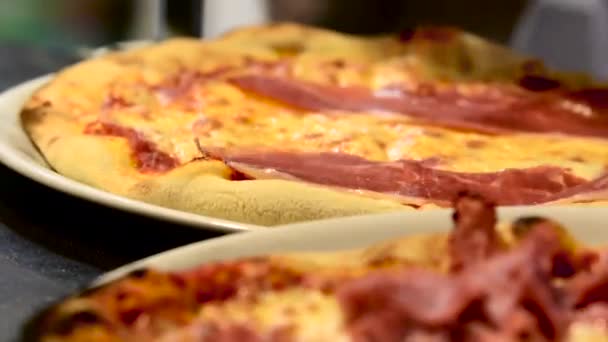 Förbereda varm pizza Italien — Stockvideo