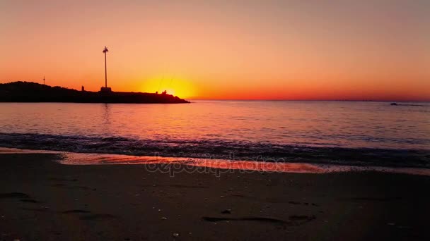 Siluetter av män fiske på stranden i soluppgången - 4k — Stockvideo