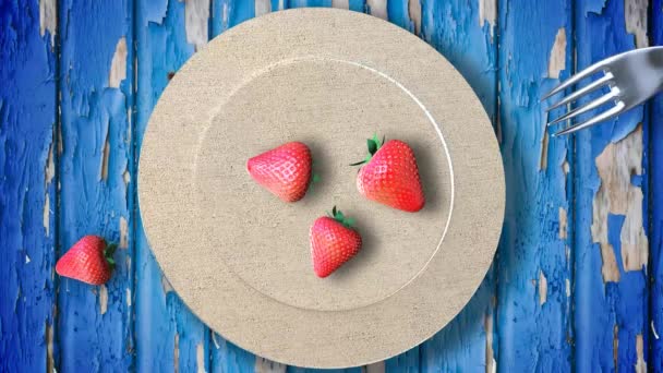 Fraise sur fourchette avec fond céleste en bois — Video