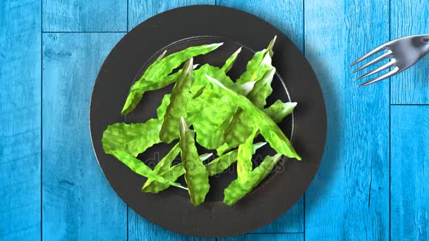 Jedzenie sałaty na talerzu — Wideo stockowe