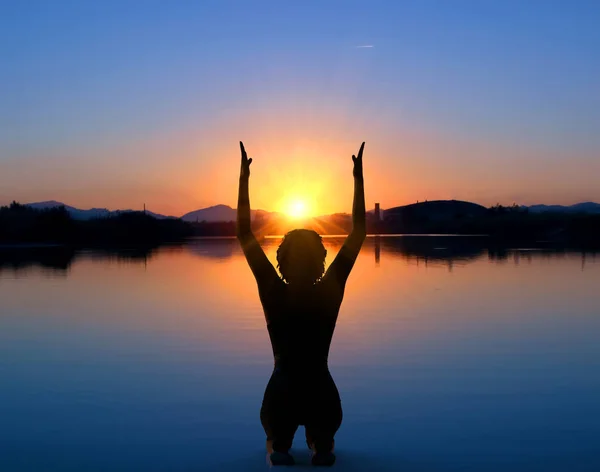 Flickan gör yoga vid solnedgången — Stockfoto