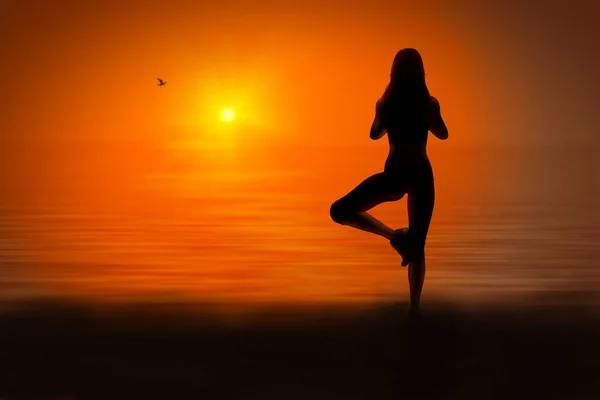 Fille faire du yoga au coucher du soleil — Photo