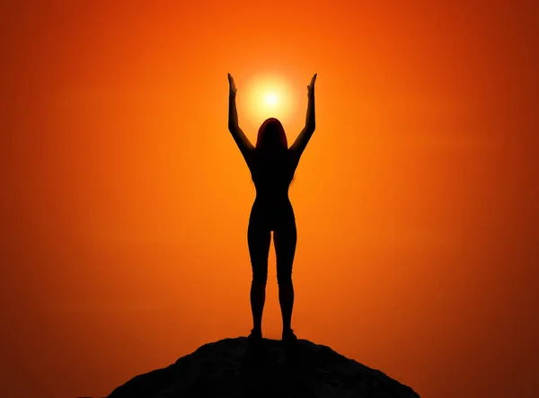 Ragazza che fa yoga al tramonto — Foto Stock