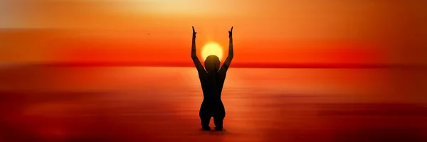Girl doing yoga at sunset — Stock Photo, Image