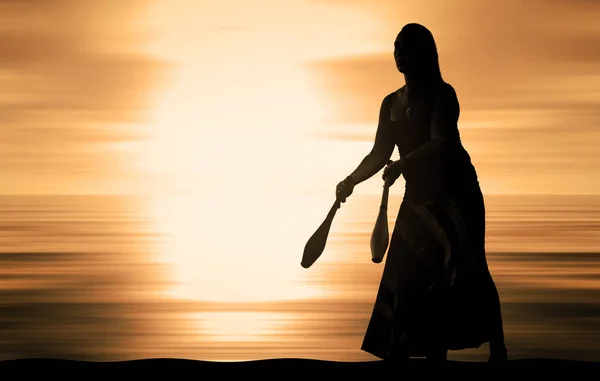 Silueta de mujer malabarista en la playa al atardecer — Foto de Stock