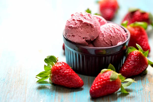 Φράουλες και παγωτό — Φωτογραφία Αρχείου