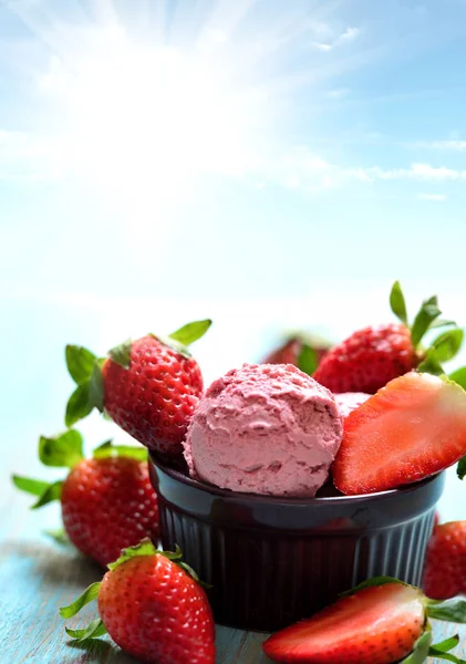 Strawberries and ice cream — Stock Photo, Image