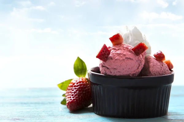 Strawberries and ice cream — Stock Photo, Image