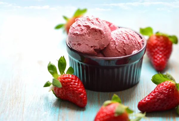 Strawberries and ice cream — Stock Photo, Image