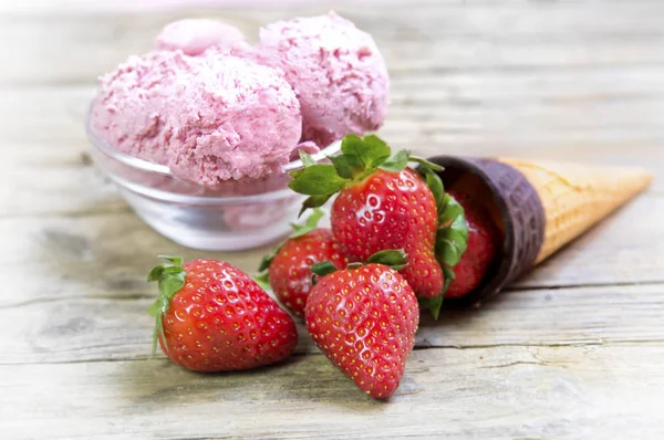 Cone de sorvete com morango — Fotografia de Stock